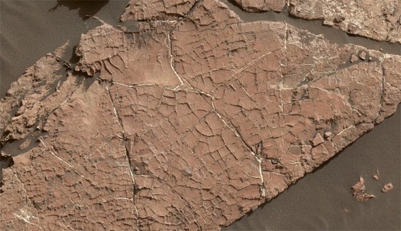 Марсоход Curiosity нашел потрескавшуюся от воды г