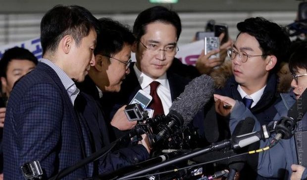 Руководителя Samsung потребовали арестовать