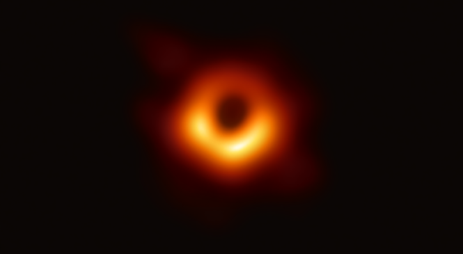 Астрофизики показали первое в истории изображение черной дыры